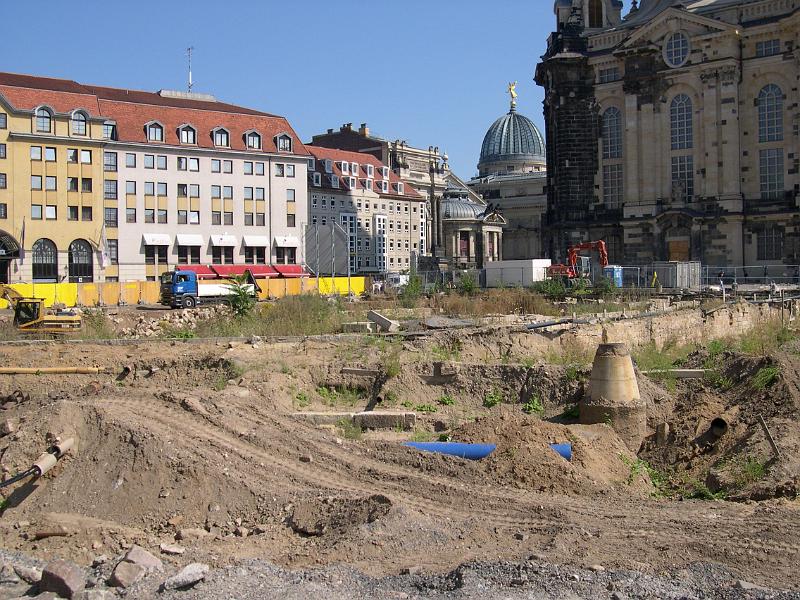 2004-09-02, Wegbaggern der historischen Gewölbe (1).JPG